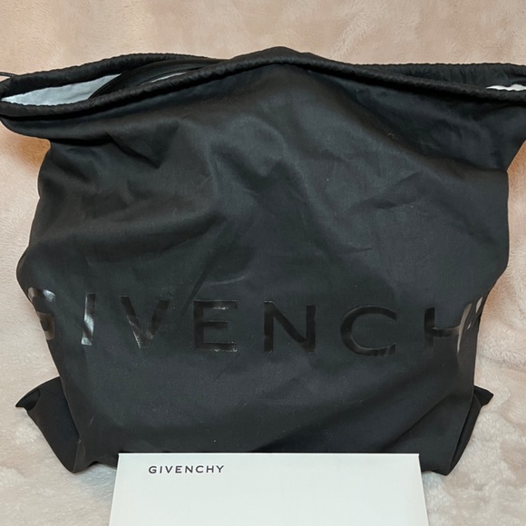 Givenchy Antigona Small Top Handle Bag in Grained Leather - Black - Picture 9 of 10